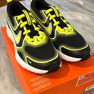 NWT Nike Kids Black and Yellow Sneakers size 4 boys running shoes NEW with tags